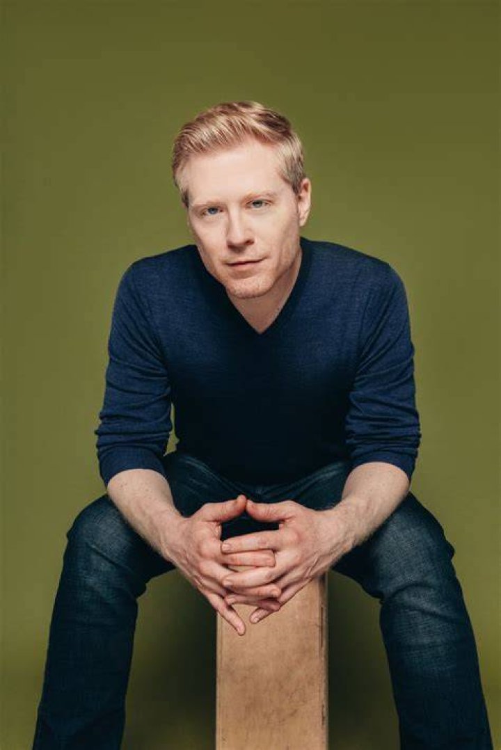 Anthony Rapp posing with his partner, Ken Ithiphol.