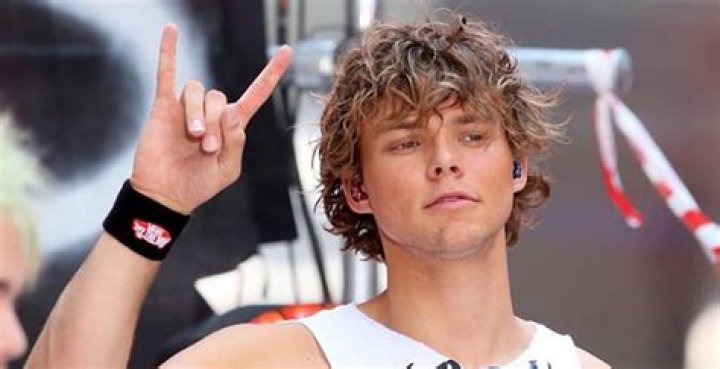 ashton irwin net worth comparison
