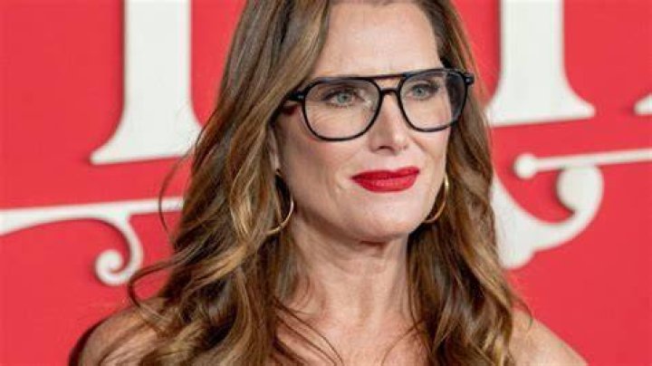 Brooke Shields dazzles in red
