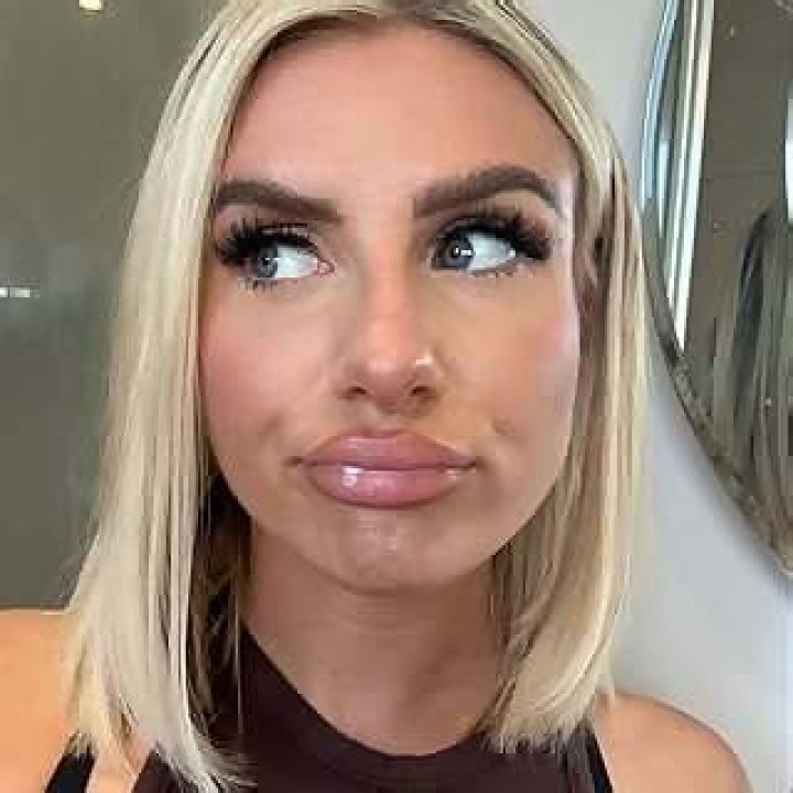 Chloe Burrows Influencer Image Chloe Burrows Influencer Image