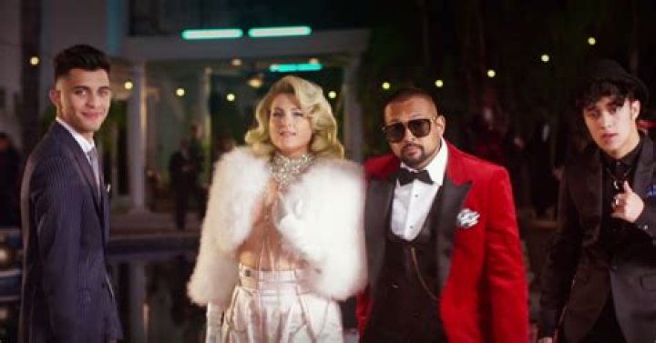 CNCO, Meghan Trainor, Sean Paul - Hey DJ (Remix) [Official Video] - Learn Spanish Reggaeton
