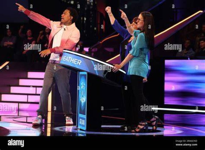Contestants Faye and Heather compete on 'Beat Shazam'