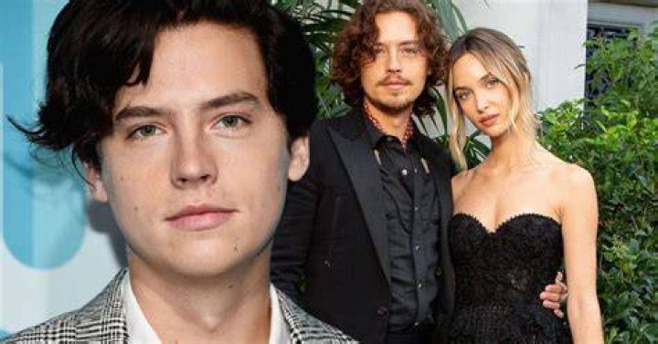 Does Cole Sprouse have a girlfriend? Does Cole Sprouse have a girlfriend?