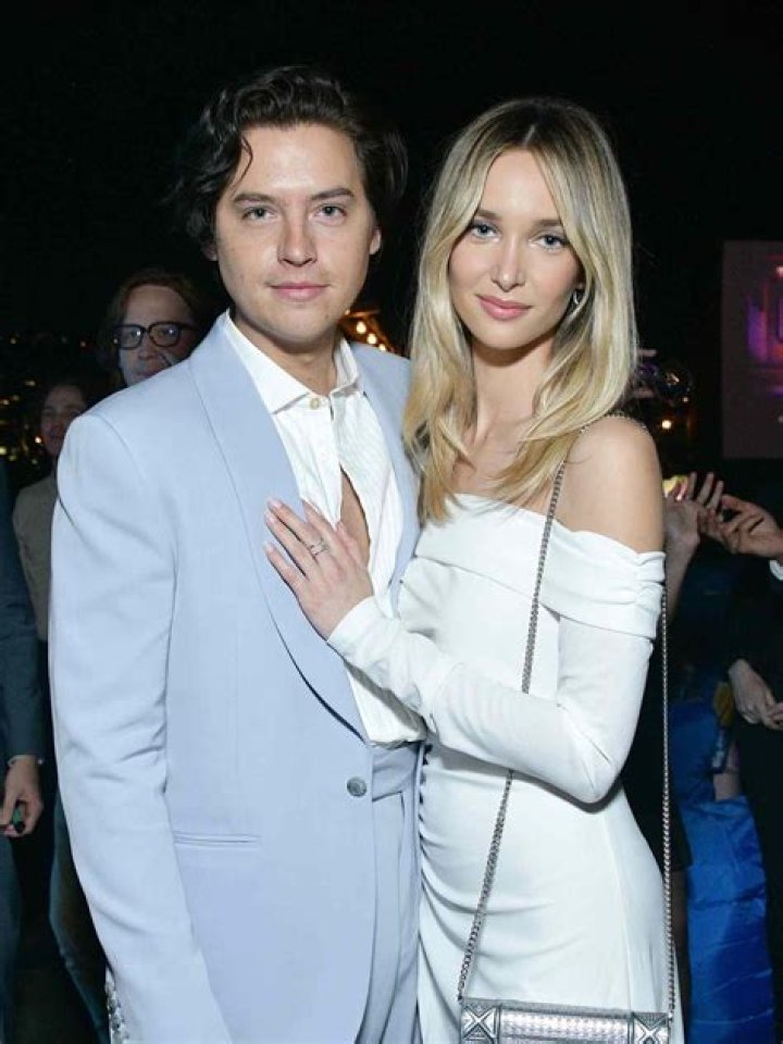 Is Cole Sprouse dating anyone? Is Cole Sprouse dating anyone?