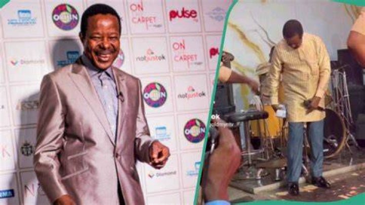 King Sunny Ade hides money in his trousers on stage.