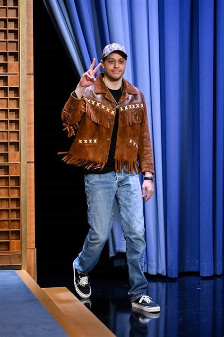 pete davidson gives peace sign