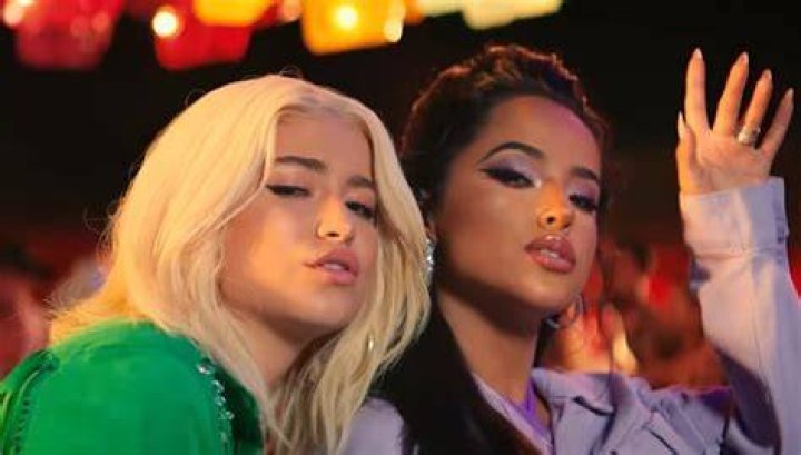 Sofia Reyes, Becky G - Mal de Amores (Official Music Video) - Reggaeton (Spanish songs with English subtitles)