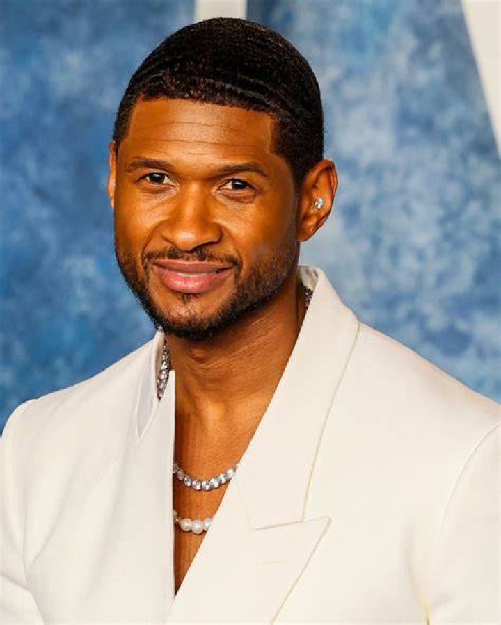 Usher Raymond wears diamond earring on the Vanity Fair red carpet.
